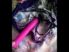 Chibolas Virgenes encontre su vibrador y tangas de mi prima no hay nadie en la casa