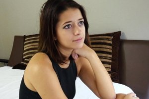 Chibolita asustada con la verga de su novio